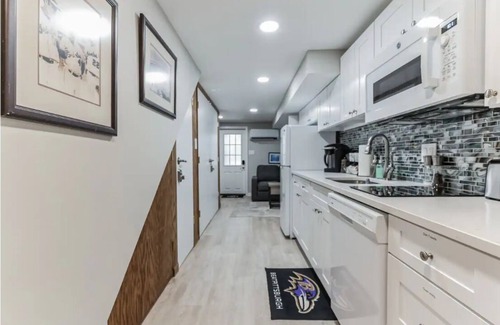 Cleveland Park Apartment | DC Guest Suite Walkable, Parking, Pets Welcome