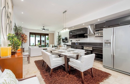 Gonzalo Guerrero Condo | DE LUX CONDO, 5 MIN WALK TO BEACH, ONE BLOCK TO 5TH AVE