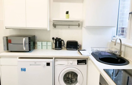 Streatham Apartment | De Montfort House is a lovely 2 bedroom house in the heart of Streatham.