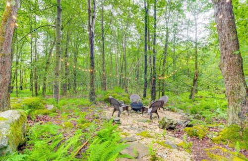 Pocono Lake House | Deck and Fire Pit Pet-Friendly Pocono Lake Abode!