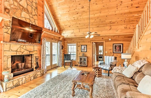 Warne House | Deck and Game Room Blue Ridge Mountain Cabin!