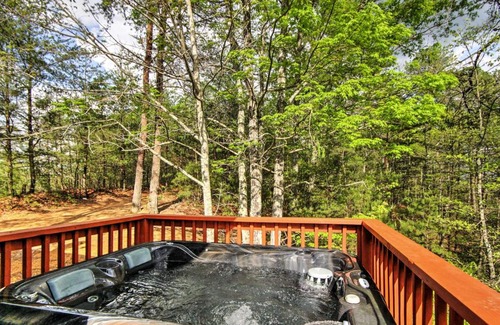 Sevierville Apartment | Deck and Hot Tub Log Cabin Sevierville Studio!
