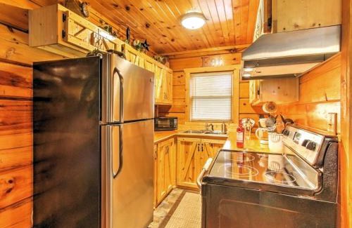 Sevierville Apartment | Deck and Hot Tub Log Cabin Sevierville Studio!