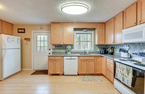 Bracey Apartment | Deck and Lake Gaston Access Dog-Friendly Getaway