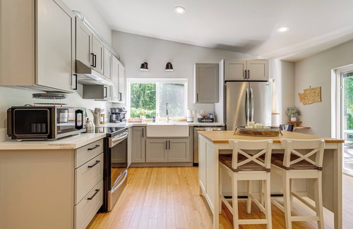 Gold Bar Cabin | Deck, Hot Tub & Views: Sleek Getaway in Index!