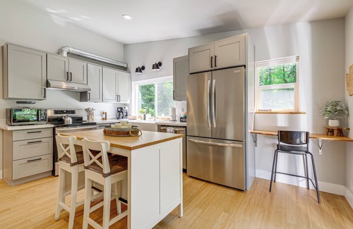 Gold Bar Cabin | Deck, Hot Tub & Views: Sleek Getaway in Index!