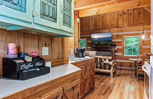 Townsend Cabin | Deck, Jetted Tub, Wi-fi, Near National Park