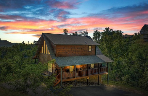 Gatlinburg - Pigeon Forge Cabin | 💕Decorated for Christmas Nov 1st/Amazing Mtn Views/Game Room/Movie Room/Hot Tub