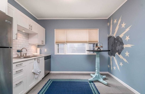 Buffalo Apartment | ⭐️ Deep Clean ⭐️ King Bed ⭐️ Parking ⭐️ SpectrumTV