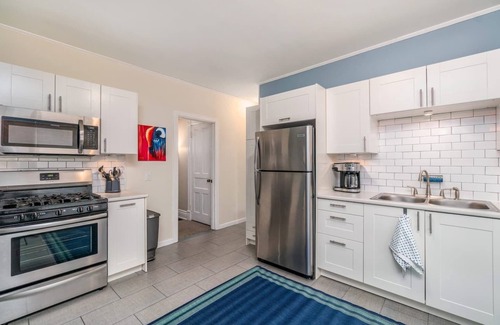 Buffalo Apartment | ⭐️ Deep Clean ⭐️ King Bed ⭐️ Parking ⭐️ SpectrumTV