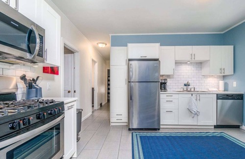 Buffalo Apartment | ⭐️ Deep Clean ⭐️ King Bed ⭐️ Parking ⭐️ SpectrumTV