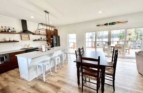 Henrico House | Deep water, main lake view, large boathouse!