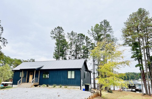 Henrico House | Deep water, main lake view, large boathouse!