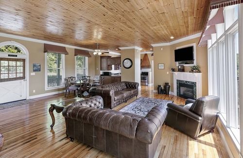 Maynardville House | Deer Cove Lodge on Norris Lake w/Kayaks