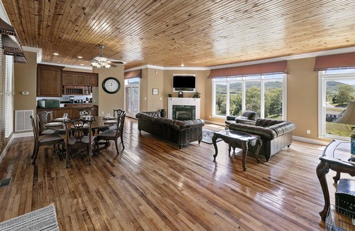 Maynardville House | Deer Cove Lodge on Norris Lake w/Kayaks