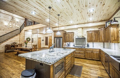 Broken Bow Cabin | Deer Hollow Lodge: 4 Master Suites, Pool Table, Hot Tub & Fire Pit