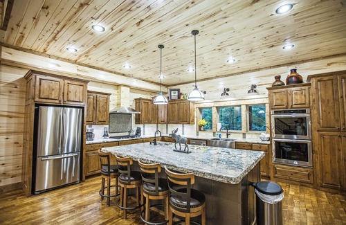 Broken Bow Cabin | Deer Hollow Lodge: 4 Master Suites, Pool Table, Hot Tub & Fire Pit