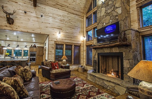 Broken Bow Cabin | Deer Hollow Lodge: 4 Master Suites, Pool Table, Hot Tub & Fire Pit