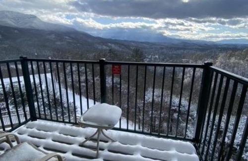 Gatlinburg - Pigeon Forge Apartment | Deer Ridge Mountain Resort E306