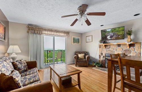 Gatlinburg - Pigeon Forge Apartment | Deer Ridge Mountain Resort E108