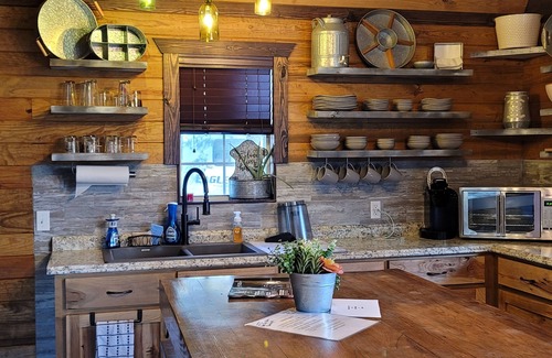 Somerville Cabin | Deer Trail Cabin sleeps 6 people
