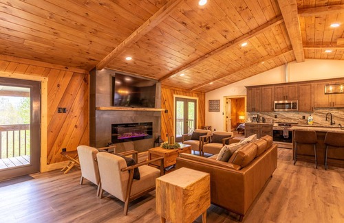 Elk Park Cabin | Deer Valley - 3 bed 3 bath luxury home with hot tub, privacy, game table