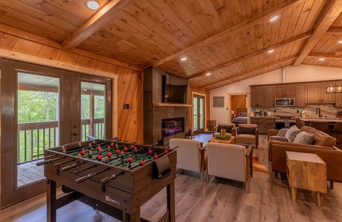 Elk Park Cabin | Deer Valley - 3 bed 3 bath luxury home with hot tub, privacy, game table