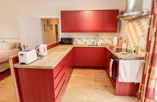 Stonesfield Cottage | DEER VIEW, romantic, with hot tub in East End