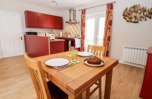 Stonesfield Cottage | DEER VIEW, romantic, with hot tub in East End