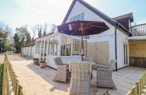 Stonesfield Cottage | DEER VIEW, romantic, with hot tub in East End