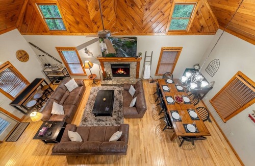 Ellijay Cabin | Deerwoodslodge-ELLIJAY,GA-Sleeps 2-16 Hot Tub Firepit Arcade Winerys Coosawattee
