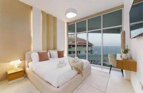 Palm Jumeirah Apartment | Dejaview Stays Luxury Apartment with Private Terrace, Burj & Sea View