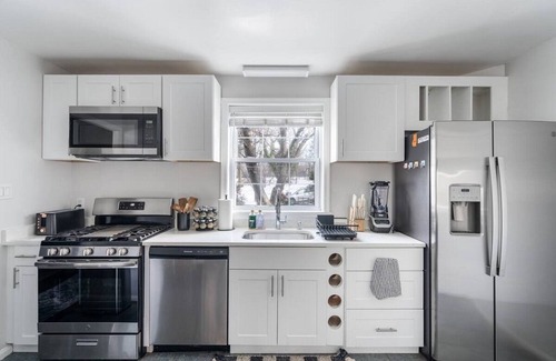 North Ridge House | Del Rey Luxe King bed Family friendly 10 min/DC