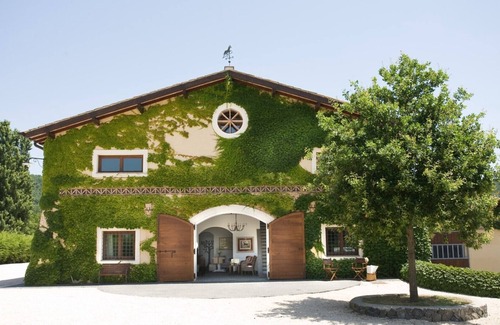 Zona LIX Polline Martignano Apartment | Delicious Apartment inside elegant Farmhouse on shores of Lake Martignano, Rome