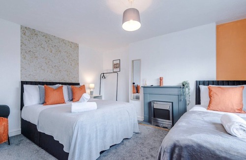 Stalybridge House | Delighful Family House in Stalybridge Sleeps 9 with WiFi by PureStay