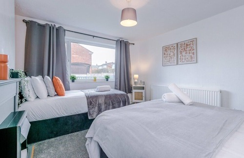 Stalybridge House | Delighful Family House in Stalybridge Sleeps 9 with WiFi by PureStay