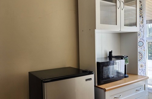 Ampere House | Delightful 2-bedroom house with AC in East Orange