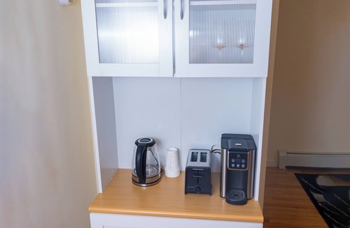 Ampere House | Delightful 2-bedroom house with AC in East Orange