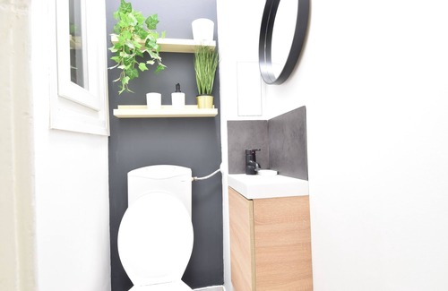 Nepszinhaz negyed Apartment | Delightful 4 bedroom apartment with AC in Budapest