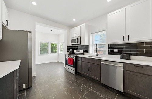 Avalon Park House | Delightful 5-bedroom house with AC in vibrant Chicago