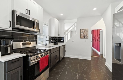 Avalon Park House | Delightful 5-bedroom house with AC in vibrant Chicago
