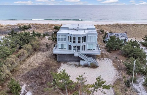 East Quogue House | Delightful 8-bedroom house with bedroom AC Directly on the Beach
