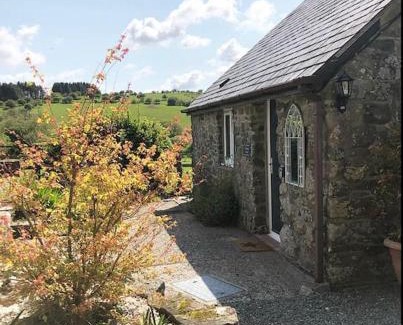 Fivelanes Apartment | Delightful Artistic Granite Barn in Rural Hamlet