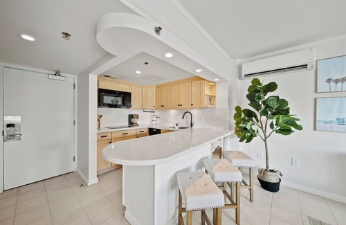 Waikiki Condo | Delightful City View 1 BDRM Condo, Cal King Bed w/Kitchen & AC at the Ilikai