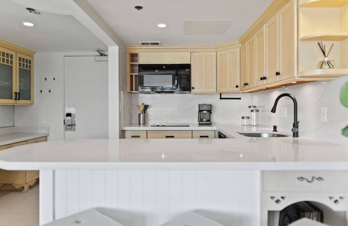 Waikiki Condo | Delightful City View 1 BDRM Condo, Cal King Bed w/Kitchen & AC at the Ilikai