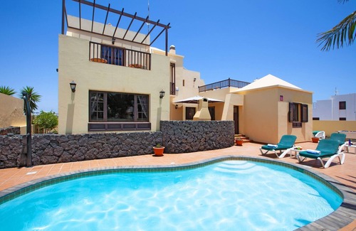 Costa Teguise Villa | Delightful Costa Teguise Villa | 4 Bedrooms | Large Private Pool | Villa Ellen.
