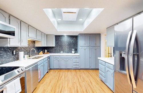 Cathedral City Condo | Delightful Dog Friendly Condo with Shared Pool & Hot Tub-Private Electric Grill