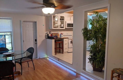 Stuart House | Delightful Getaway in Manatees Pocket