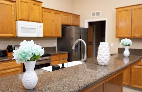 Southern Oaks House | Delightful home 5 Bedrooms , 2 Bath and 2 living rooms