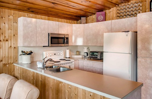 Christina Lake Cabin | Delightful Lakeside Cabin with Great Access to Swimming & Private Beach